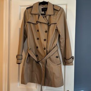 NWT Banana Republic fully lined trenchcoat with black piping detail.